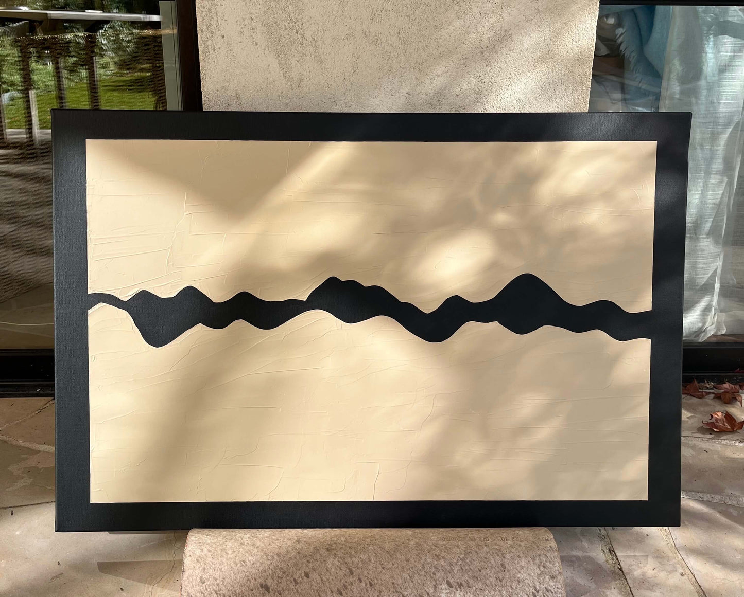 Tableau texturé fait à base de plâtre coloré en beige, évoquant un fleuve tranquille. Le fond est peint en noir à l'acrylique.