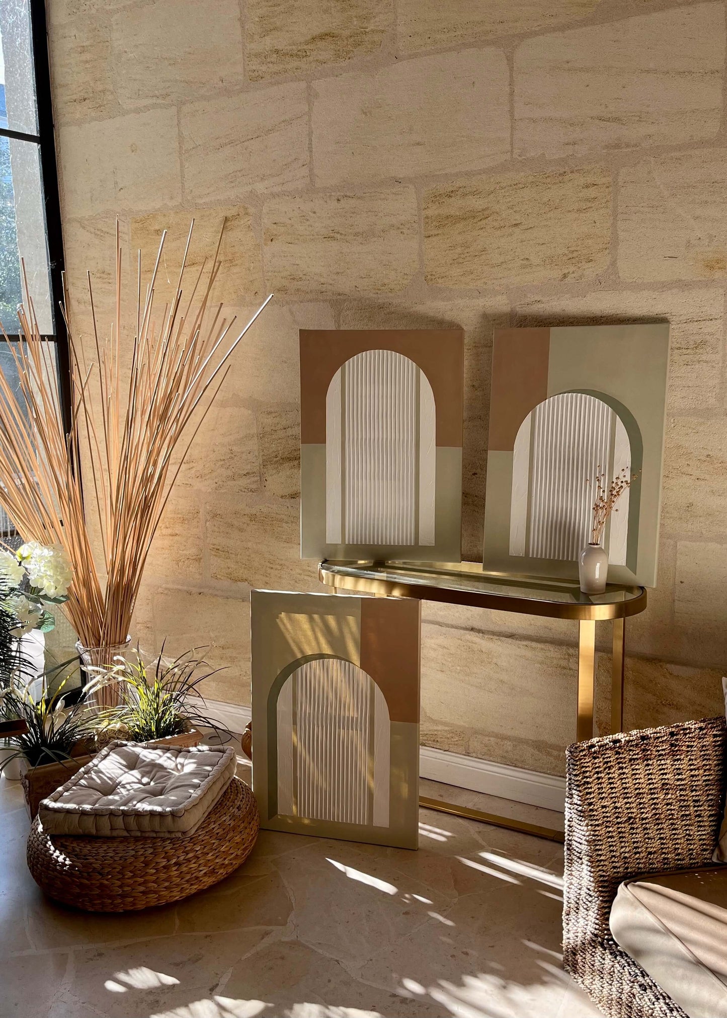 Triptyque de trois tableaux,
arches en relief texturé,
couleurs sobres, vert sauge, beige et blanc Triptyque de trois tableaux,
arches en relief texturé,
couleurs sobres, vert sauge, beige et blanc
Cadre caisse américaine bois naturel