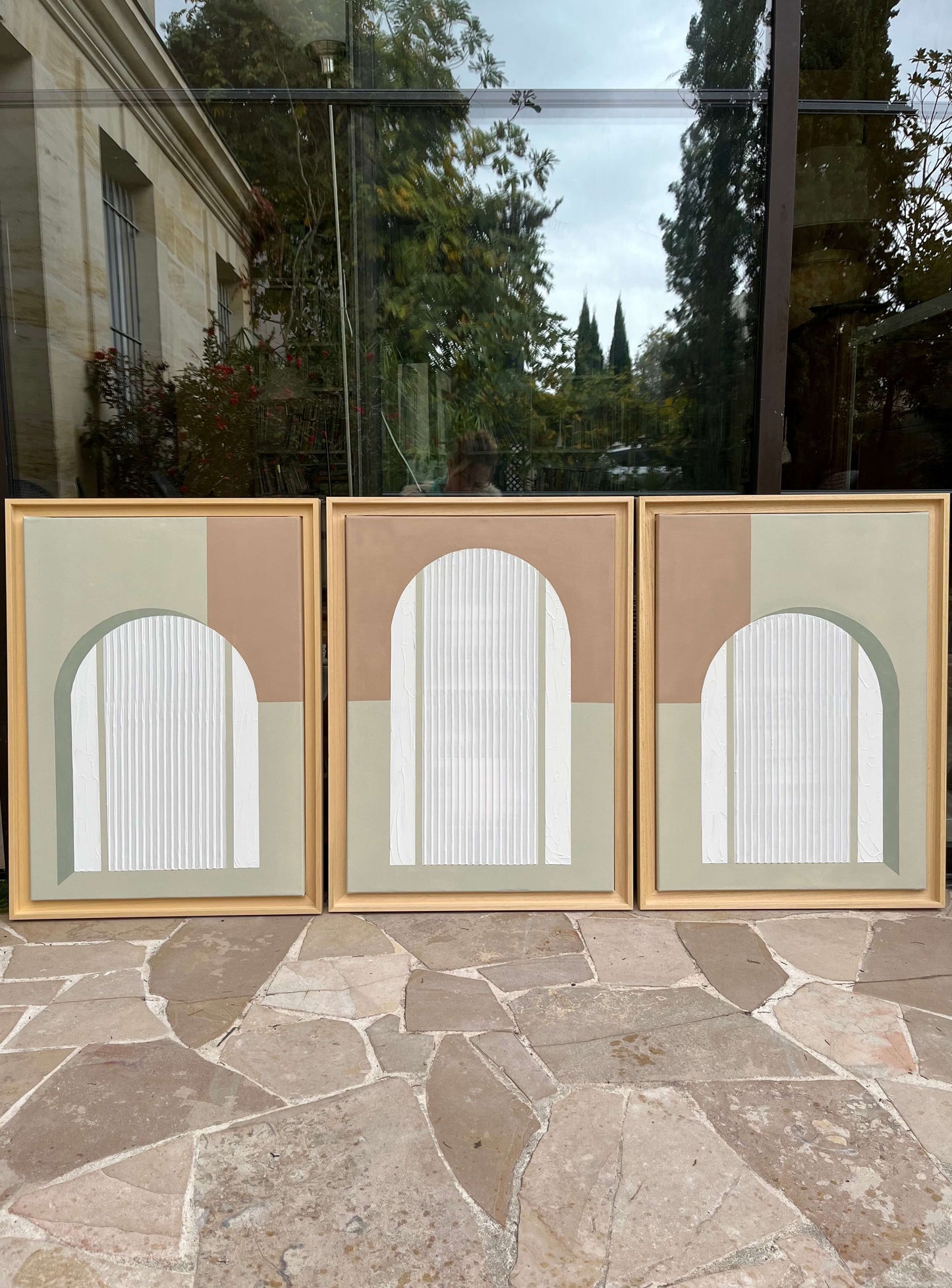 Triptyque de trois tableaux,
arches en relief texturé,
couleurs sobres, vert sauge, beige et blanc
Cadre caisse américaine bois naturel