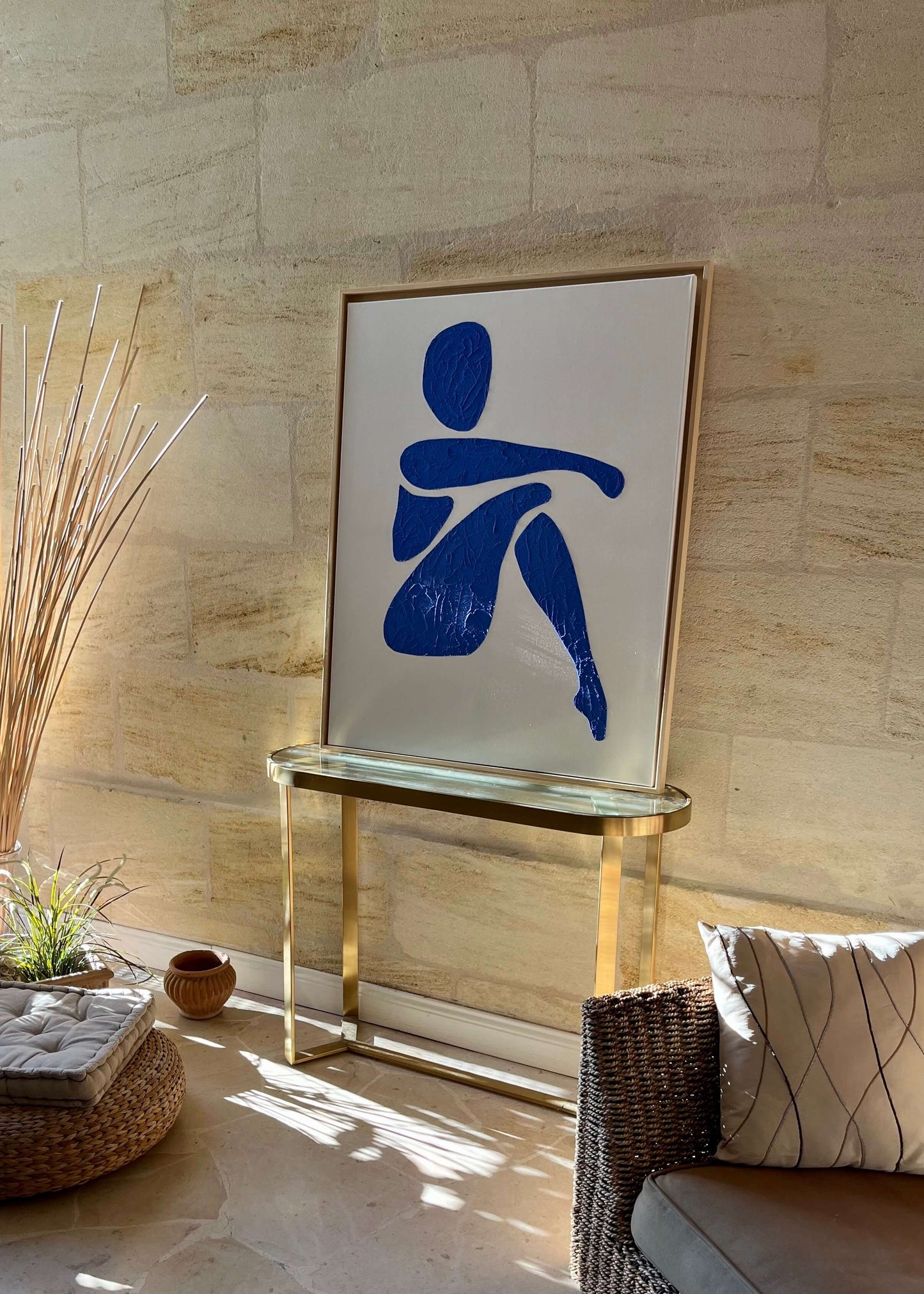 Toile artisanale grand format représentant la silhouette d'une femme, réalisée à la main, texture grainée, acrylique bleu majorelle, cadre caisse américaine bois naturel