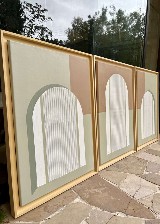 Triptyque de trois tableaux,
arches en relief texturé,
couleurs sobres, vert sauge, beige et blanc 
Cadre caisse américaine bois naturel