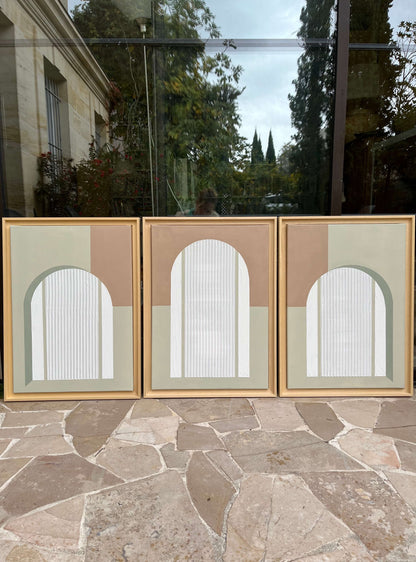 Triptyque de trois tableaux,
arches en relief texturé,
couleurs sobres, vert sauge, beige et blanc 
Cadre caisse américaine bois naturel