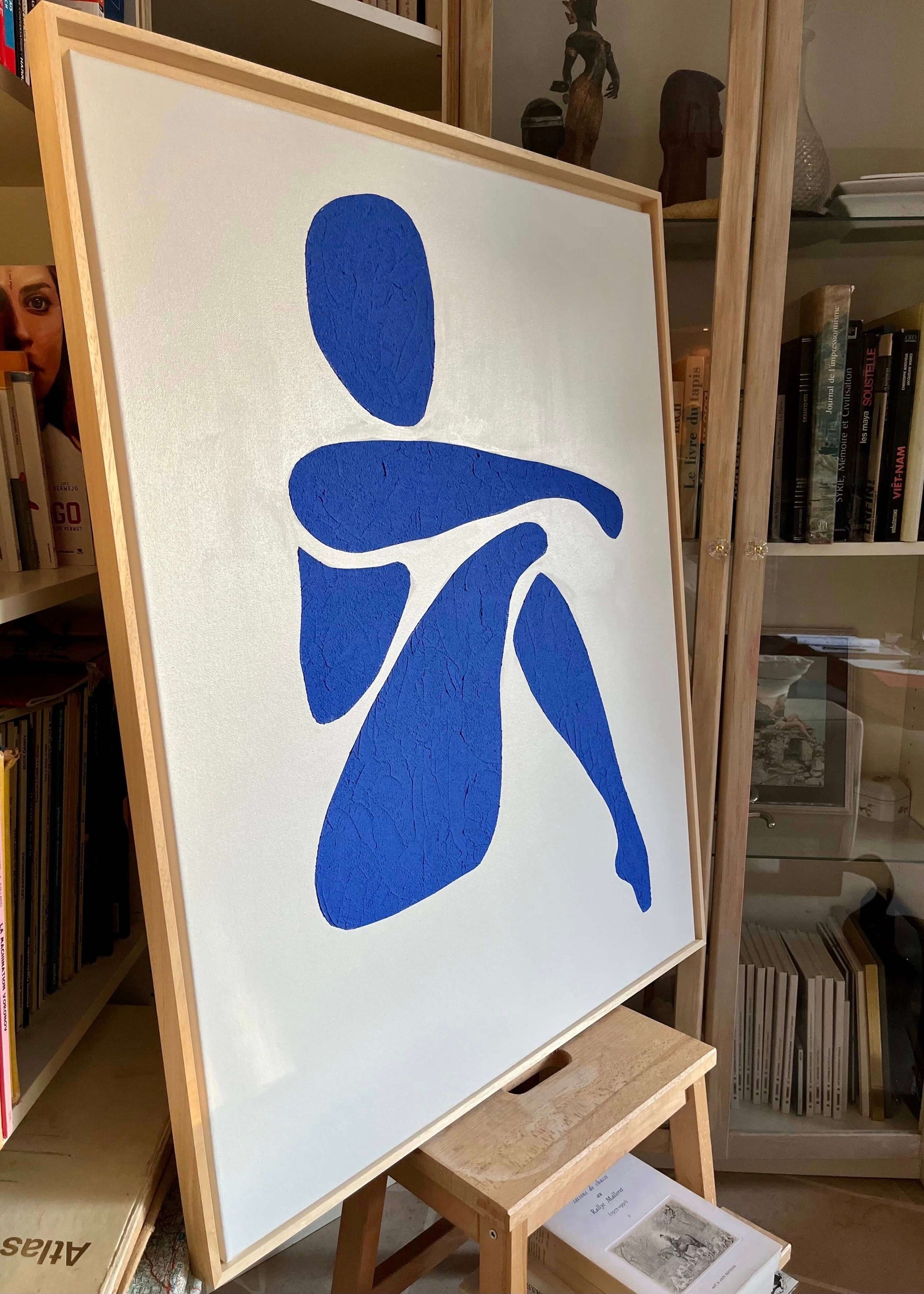 Toile artisanale grand format représentant la silhouette d'une femme, réalisée à la main, texture grainée, acrylique bleu majorelle, cadre caisse américaine bois naturel