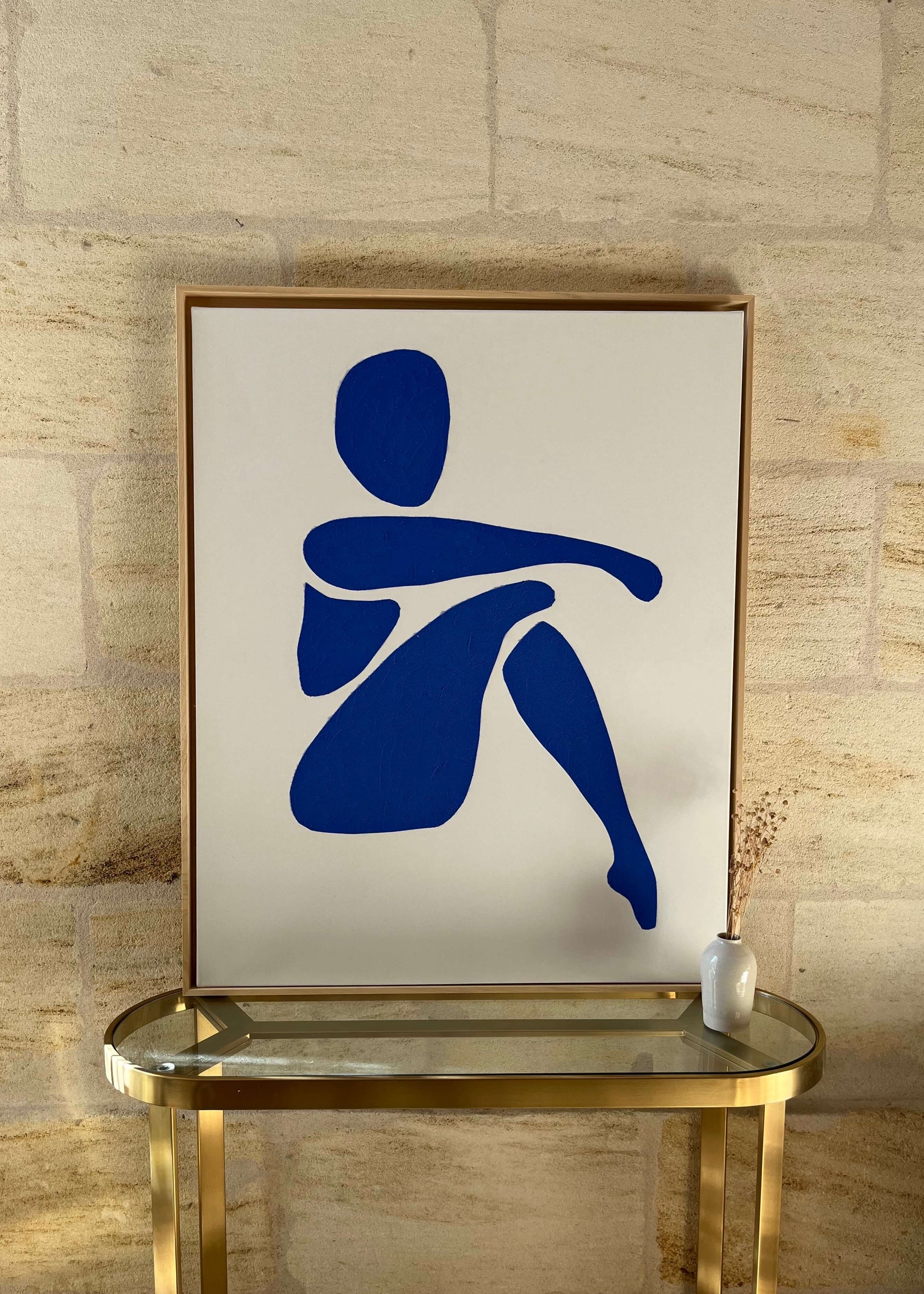 Toile artisanale grand format représentant la silhouette d'une femme, réalisée à la main, texture grainée, acrylique bleu majorelle, cadre caisse américaine bois naturel