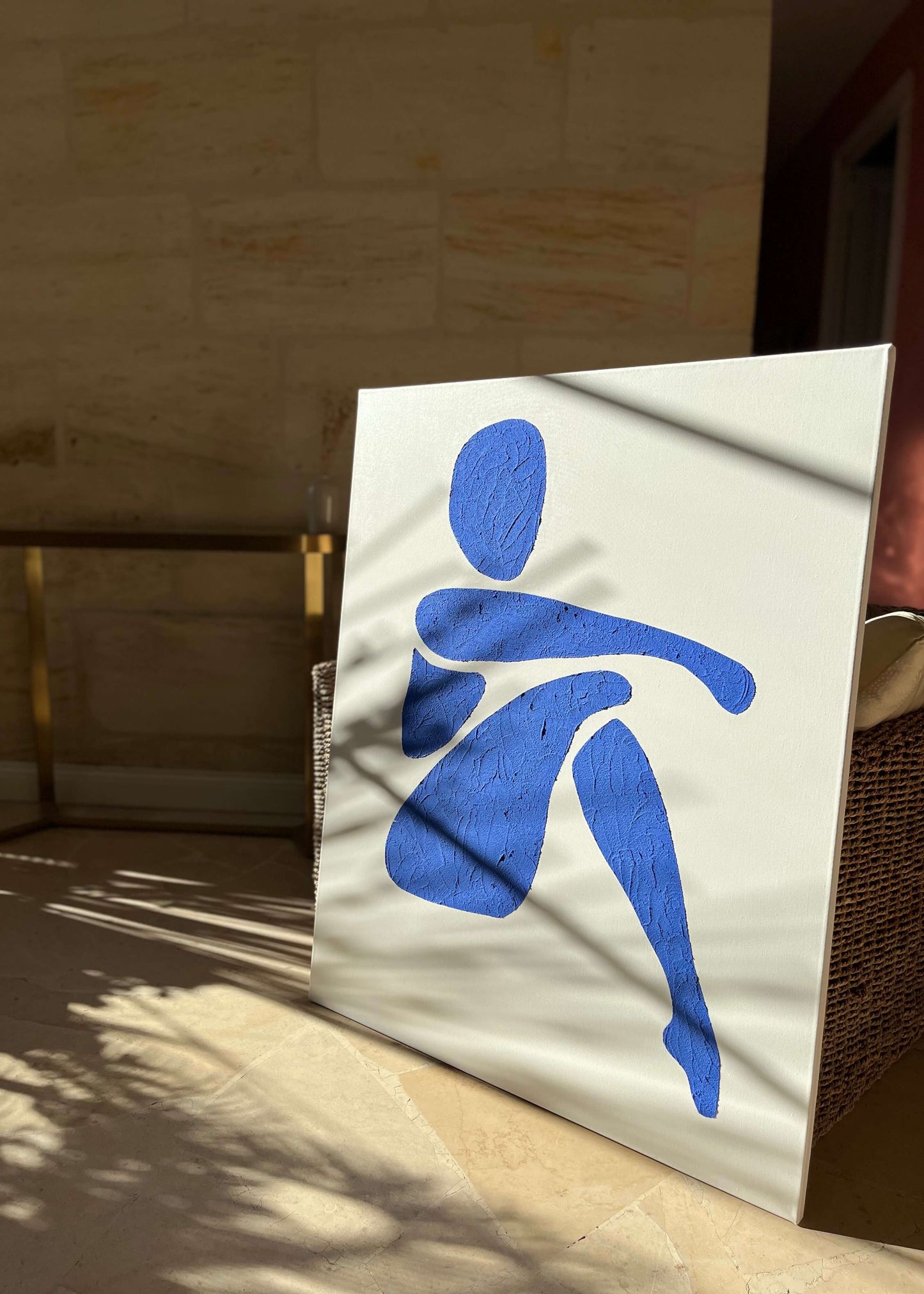Toile artisanale grand format représentant la silhouette d'une femme, réalisée à la main, texture grainée, acrylique bleu majorelle, cadre caisse américaine bois naturel